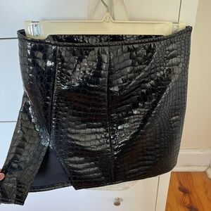 Really cute snake skin print black mini skirt